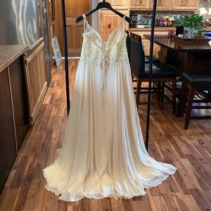 Hello!!  I have an unused unaltered size 14 wedding dress.